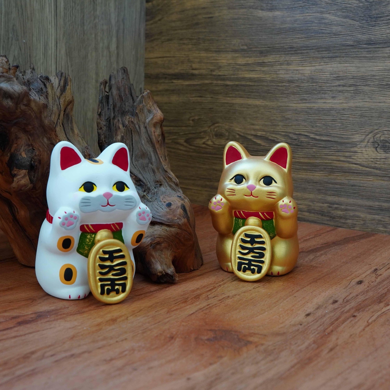 JAPAN Ryukodo - Flat-Faced Lucky Cat (White)